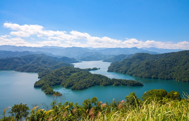 La vue sur le lac ensoleillé Crocodile Island