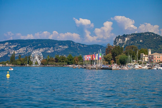 Photo vue sur le lac de garde en italie depuis bardolino en été