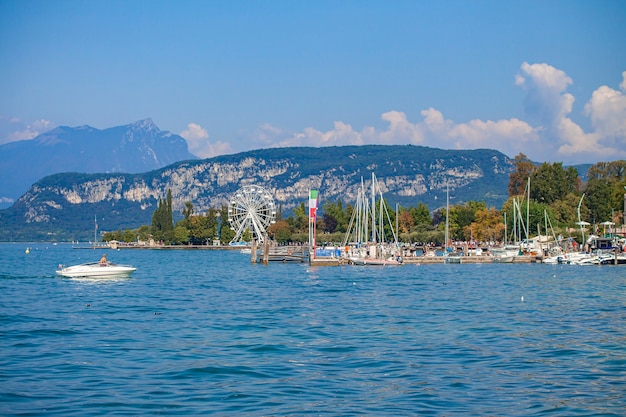 Vue sur le lac de Garde en Italie depuis Bardolino en été