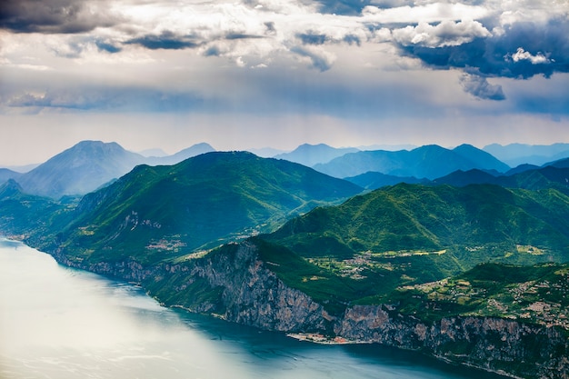 Vue sur le lac de Garde et les montagnes environnantes avec d'impressionnants nuages