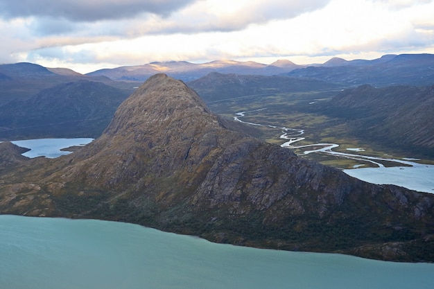 Vue sur le lac de Gjende. Parc national de Jotunheimen