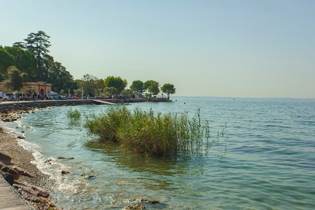 Vue sur le lac de Grada depuis Bardolino, un lieu célèbre en Italie