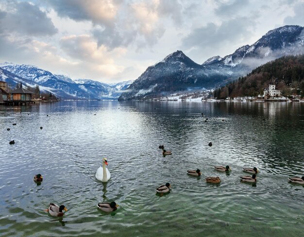 Vue sur le lac d'hiver alpin