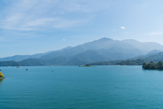 Vue sur le lac hte en journée ensoleillée.