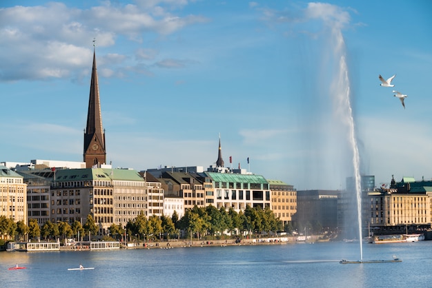 Vue sur le lac intérieur de l'Alster à Hambourg