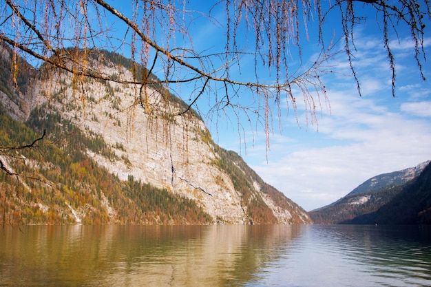 Vue sur le lac Königssee et les montagnes alpines par une journée d'automne ensoleilléex9