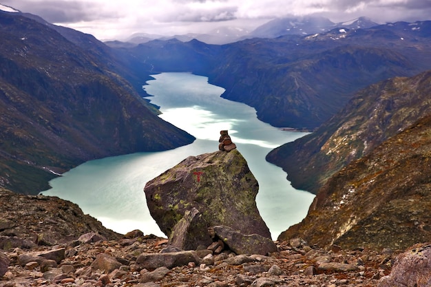 Vue sur le lac de montagne. Parc national de Jotunheimen