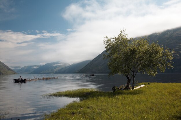 Vue sur le lac de montagne