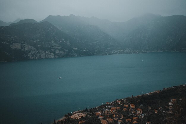 Une vue sur un lac avec des montagnes en arrière-plan