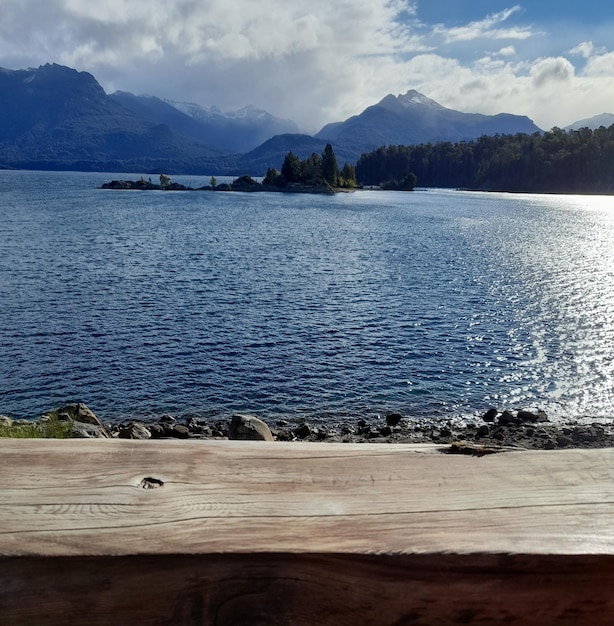 Une vue sur un lac avec des montagnes en arrière-plan