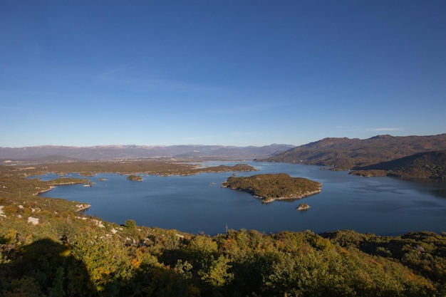 Une vue sur le lac et les montagnes depuis le sommet de la montagne.