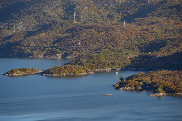 Une vue sur le lac et les montagnes du haut de la colline