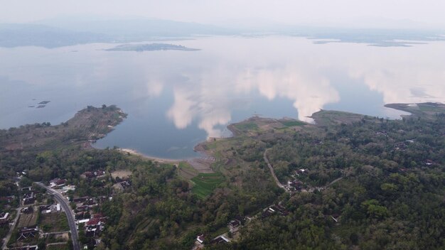 Une vue sur le lac et les nuages dans le ciel