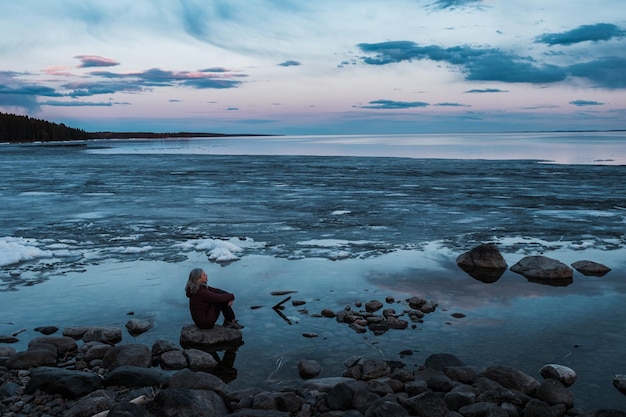 Vue sur le lac Onega au coucher du soleil à Medvezhjegorsk