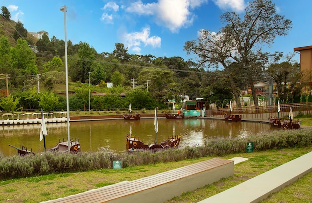 Vue sur le lac avec pédalos dans le parc Capivari et Elephant Hill à Campos do Jordao Brésil