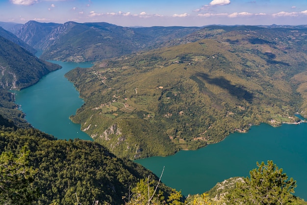 Vue sur le lac Perucac et la rivière Drina depuis la montagne Tara en Serbie