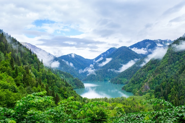 Vue sur le lac Riza. Abkhazie.