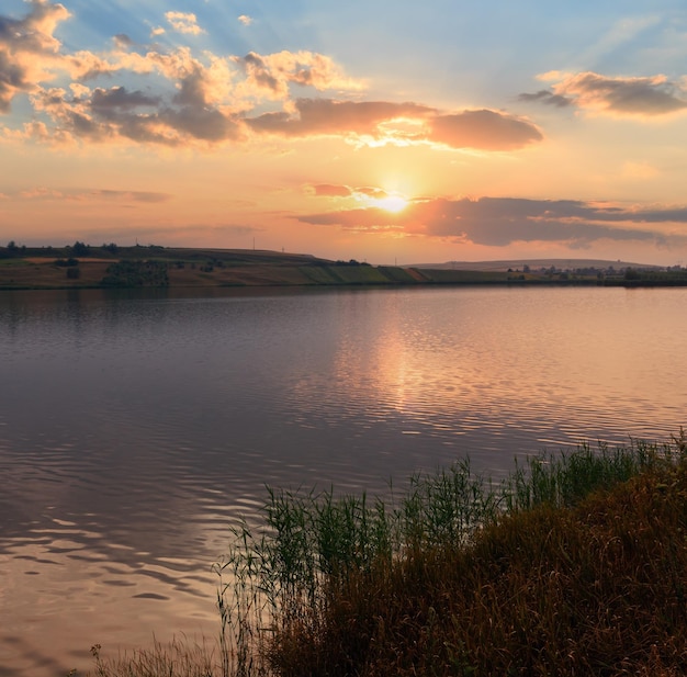 Vue sur le lac en soirée