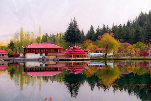 Une vue sur le lac avec un toit rouge et un bâtiment avec un toit rouge.