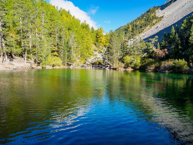 Vue sur le lac vert dans le parc national des Ecrins France