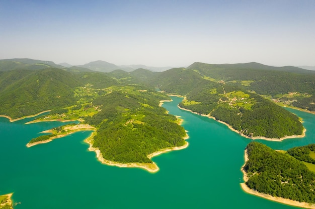 Vue sur le lac Zaovine depuis la montagne Tara en Serbie