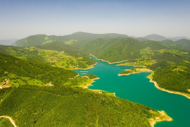 Vue sur le lac Zaovine depuis la montagne Tara en Serbie