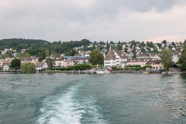 Vue sur le lac de Zurich et les scènes de montagnes, Zurich, Suisse, Europe. Paysage d'été, temps ensoleillé, ciel bleu maussade dramatique. Temps du soir coloré