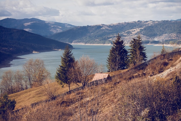 Vue sur le Lacul Bicaz Roumanie