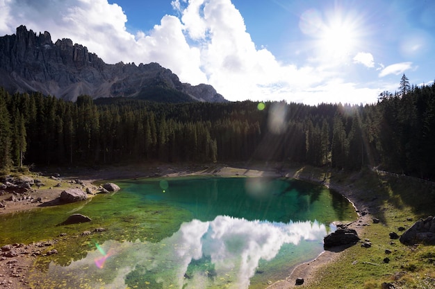 Vue sur Lago di Carezza Dolomites Italie