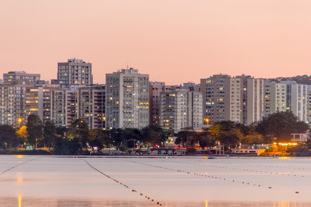 Vue de la lagune Rodrigo de Freitas à Rio de Janeiro au Brésil.