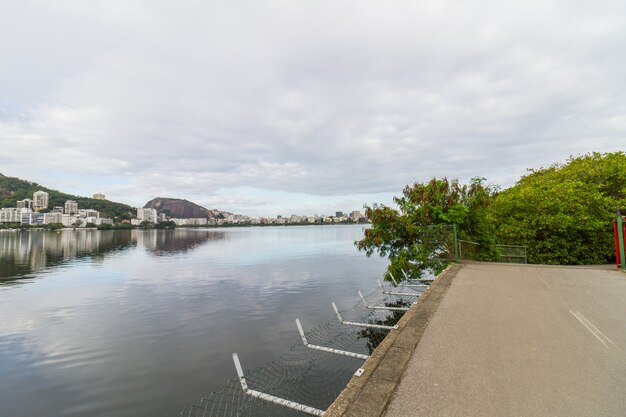 Vue sur la lagune Rodrigo de Freitas à Rio de Janeiro, Brésil.