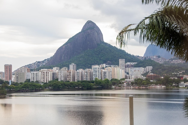 Vue sur la lagune Rodrigo de Freitas à Rio de Janeiro