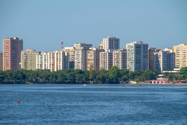 Vue sur la lagune de Rodrigo de Freitas à Rio de Janeiro.