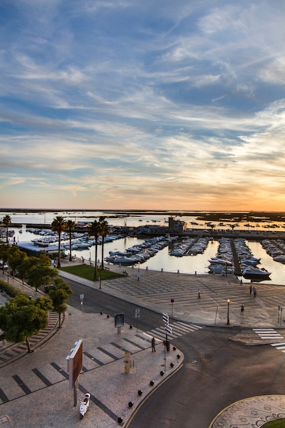 Vue large de la marina située à Faro, au Portugal.