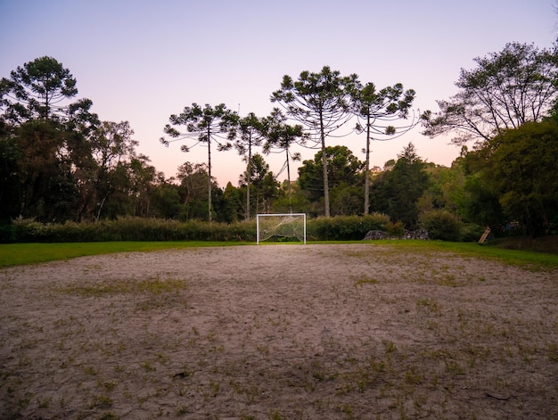 Vue large d'un terrain de football brésilien rugueux