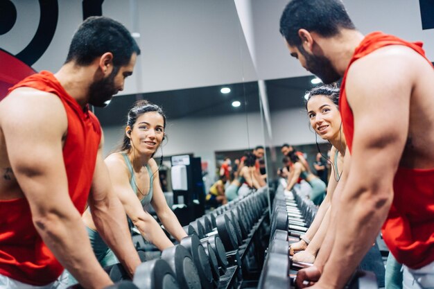 Vue latérale d'amis faisant de l'exercice au gymnase