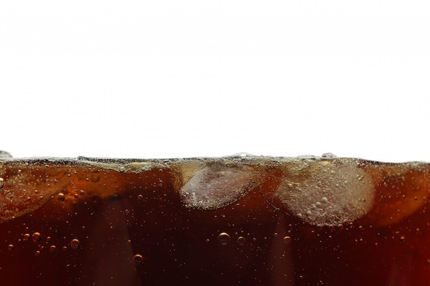 Vue latérale arrière-plan de cola froid avec de la glace, isolé