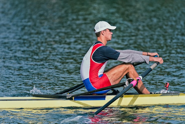 Photo vue latérale d'un athlète à l'aviron en mer