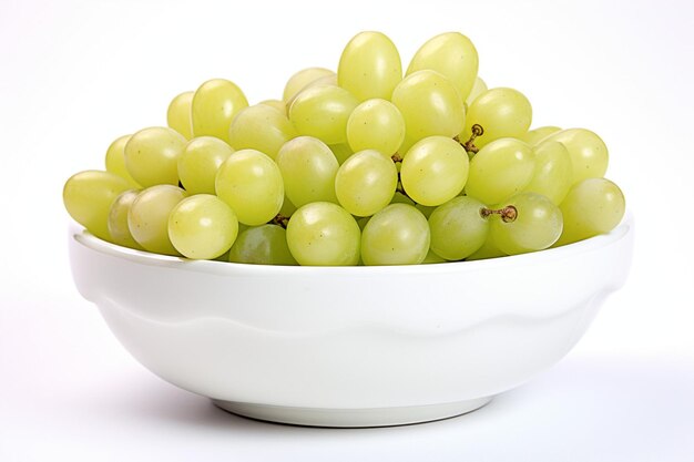 Vue latérale de baies de raisin blanc dans un bol avec des nectocots sur fond blanc