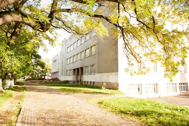 Vue latérale d'un bâtiment scolaire ou d'une autre structure