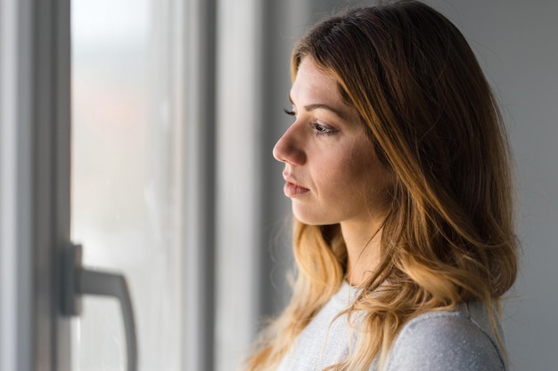 Vue latérale d'une belle femme adulte qui détourne le regard