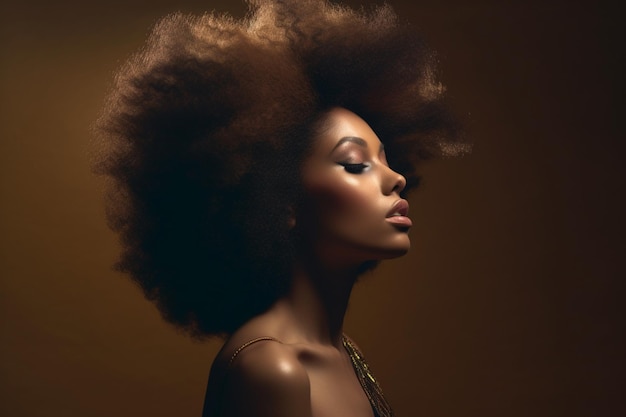 Vue latérale d'une belle femme noire avec des cheveux afro, photographie de lumière sombre