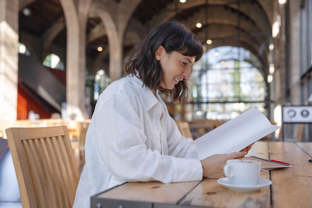 La vue latérale d'une belle femme travaillant dans un café