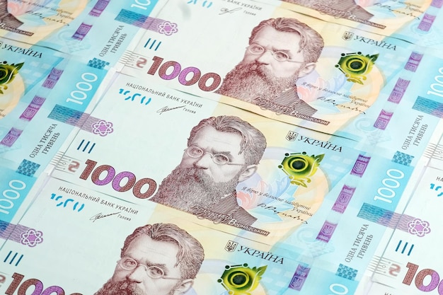 Photo vue latérale des billets de 1000 hryvnias ukrainiens