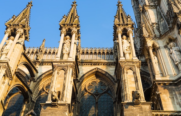 Vue latérale de la cathédrale de Reims en soirée d'été