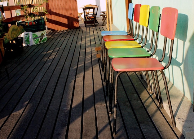 Vue latérale des chaises en rangées sur le sol à panneaux en bois