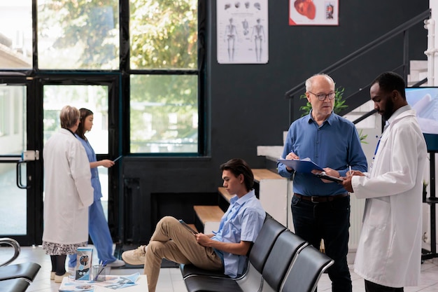 Vue latérale des collègues de travail travaillant au bureau