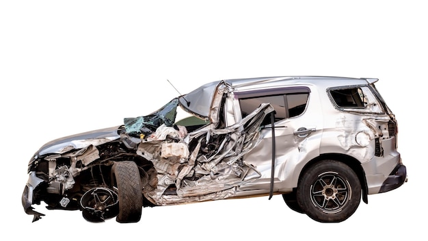 Vue latérale complète du corps de la voiture en bronze argenté complètement endommagée par accident sur la route des voitures endommagées après une collision Isolé sur fond blanc avec un tracé de détourage