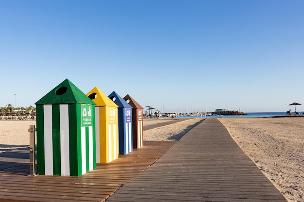 vue latérale des conteneurs à recycler posés sur la plage