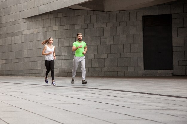 Vue latérale d'un couple courant dans un environnement urbain